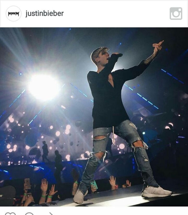 Celana Ripped Jeans Kembali Tren