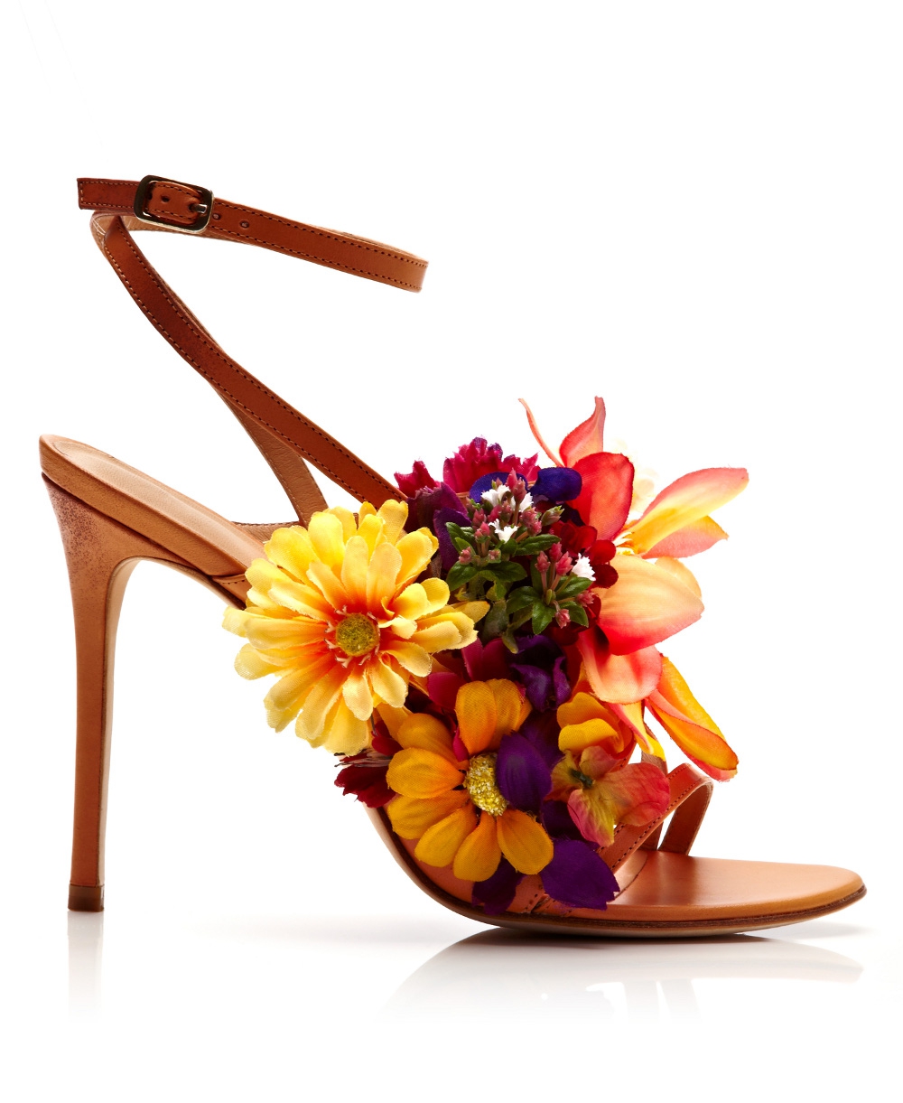 Kotur Merambah ke Koleksi Sepatu