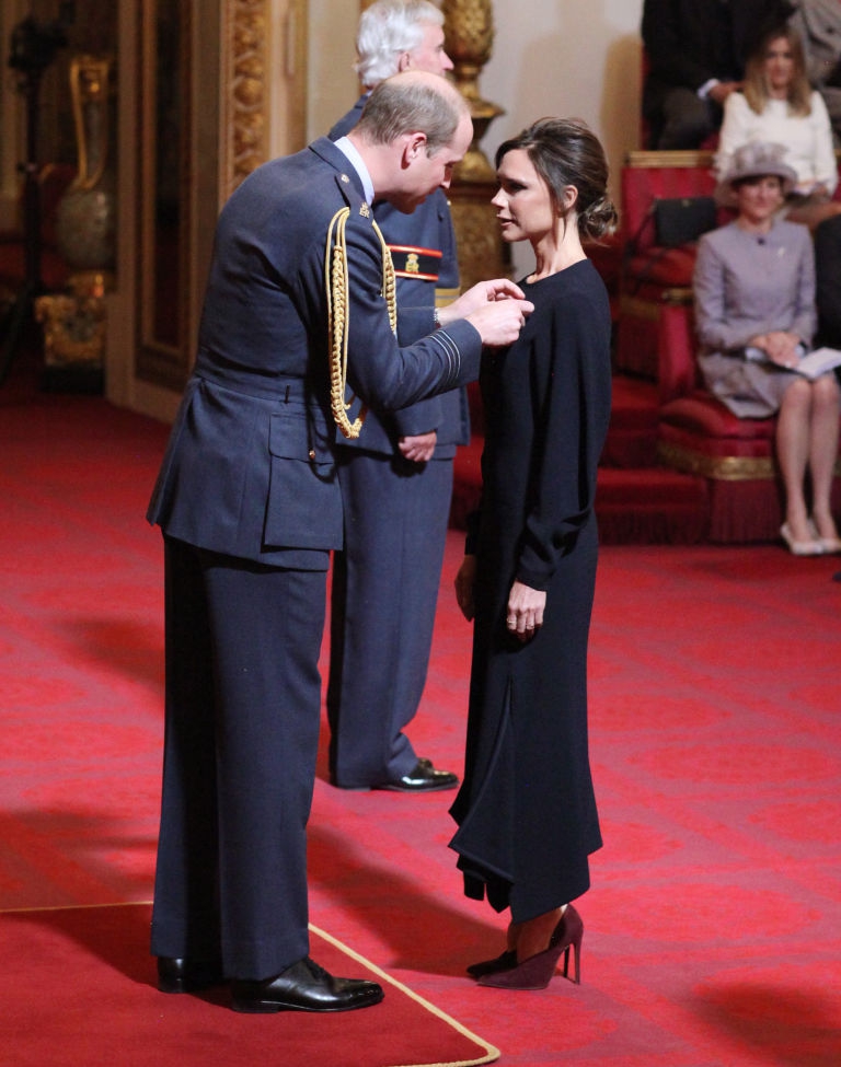 Pangeran William Hadiahkan OBE Bagi Victoria Beckham