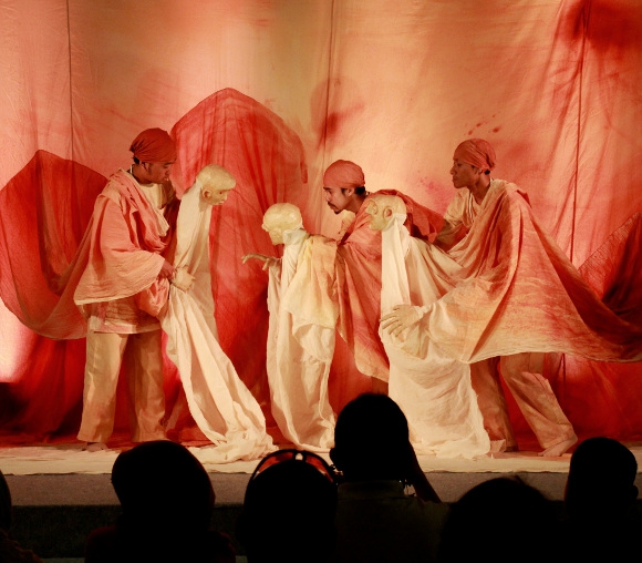 Rahasia Hidup oleh Papermoon Puppet Theater