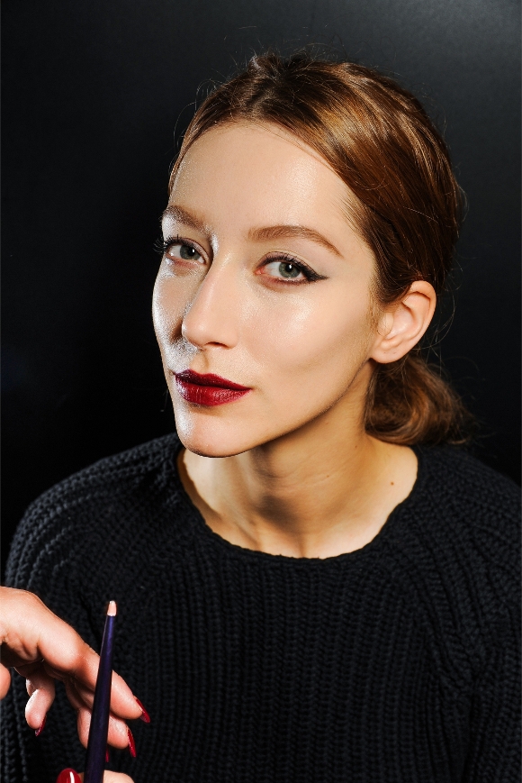 Lipstik Warna Gelap untuk Akhir Pekan
