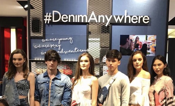 Ide Memakai Denim dari Guess