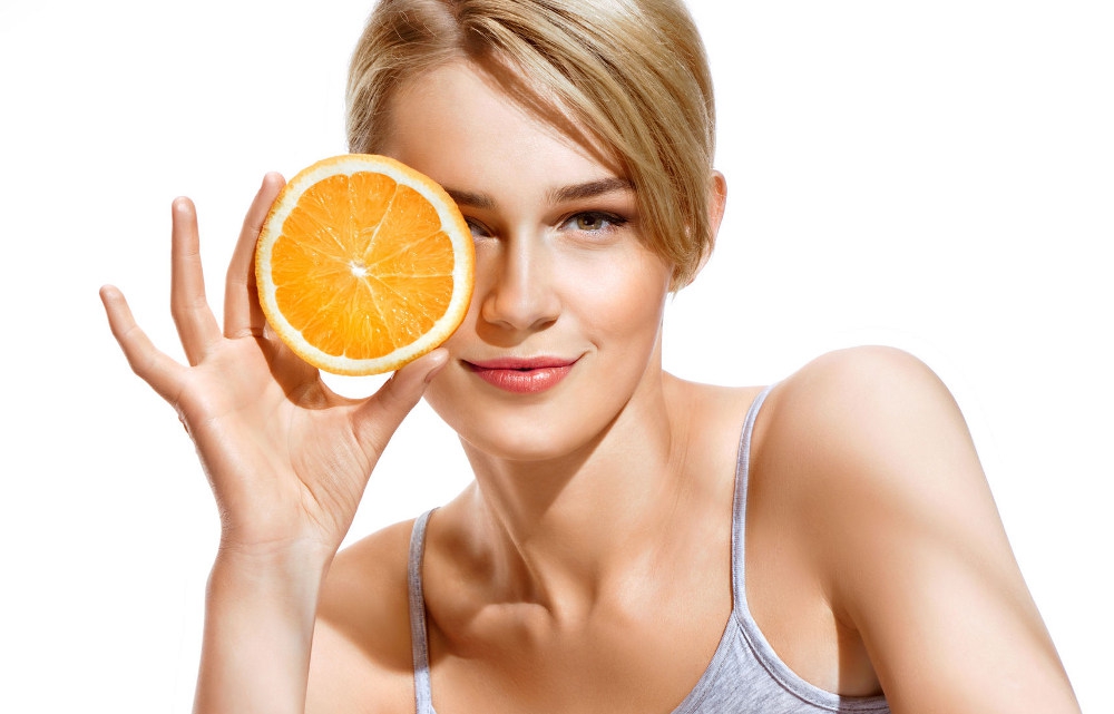 Mengaplikasikan Serum Vitamin C pada Wajah