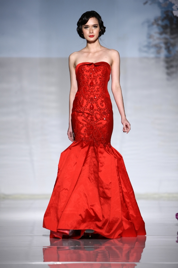 Busana Pengantin Bukan Putih, Siapa Takut ?