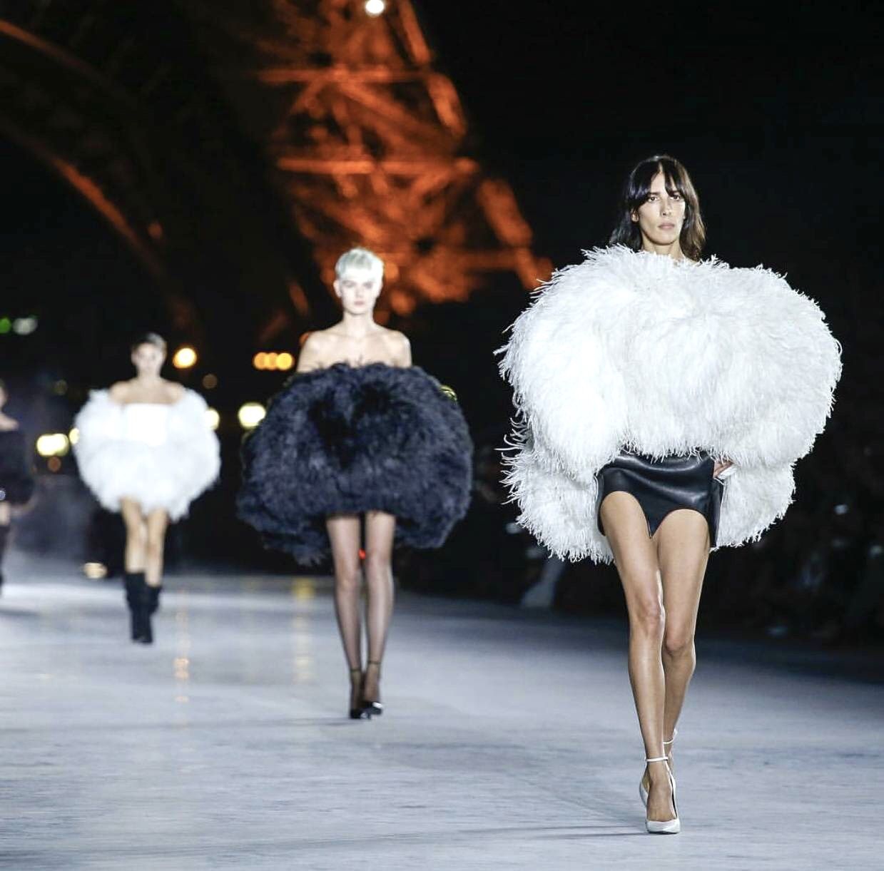 Semarak Glamorama di Bawah Menara Eiffel