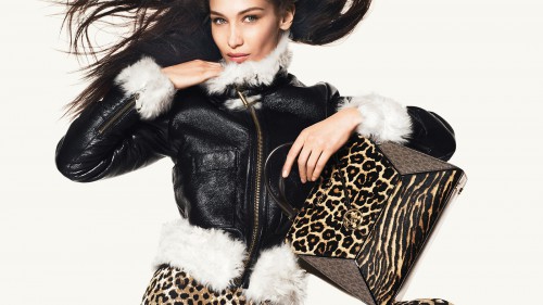 Bella Hadid Tampil Sporty di Kampanye Michael Kors Terbaru