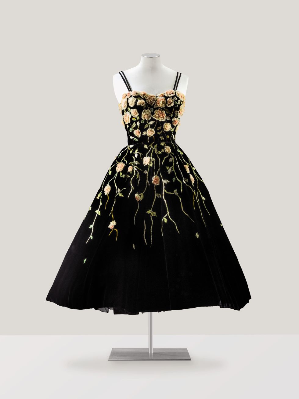 Lelang Koleksi Haute Couture dari Sotheby's Paris