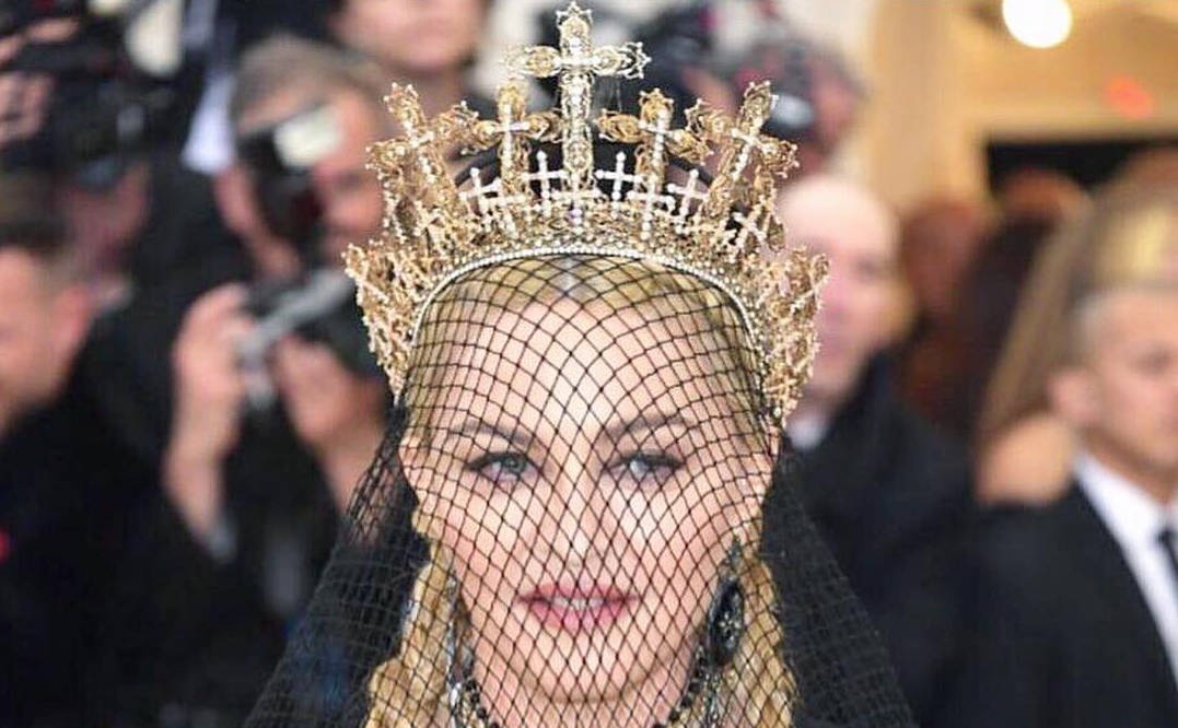 Madonna Mengenakan Mahkota Karya Desainer Indonesia