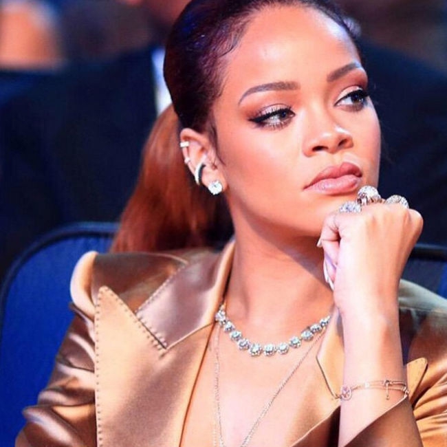 Rihanna Bagikan Beasiswa Edukasi