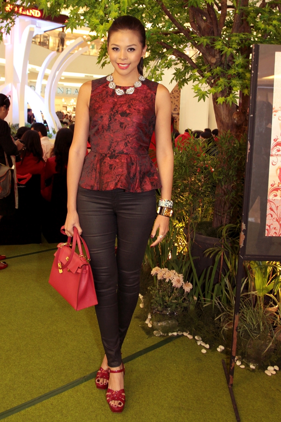 Gaya Busana Merah dari Sosialita