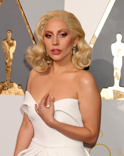 Lady Gaga Bintangi Film Arahan Bradley Cooper