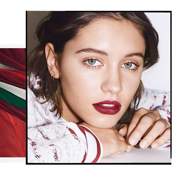 Iris Law Membintangi Kampanye Burberry Beauty