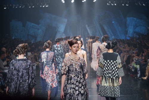 Fashion Show Elsewhere dari Biyan