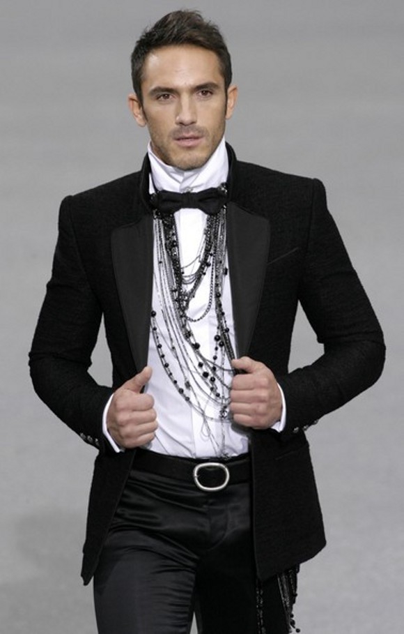 Karl Lagerfeld Memilih Body Guard Untuk Kampanye Baru