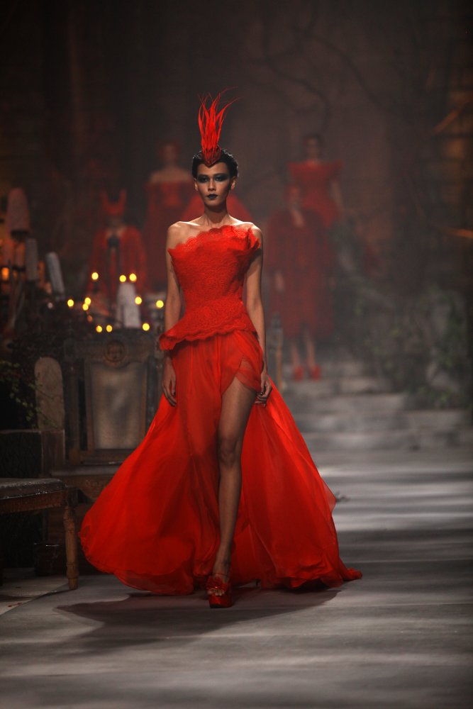 Dua Sisi Glamorama oleh Hian Tjen