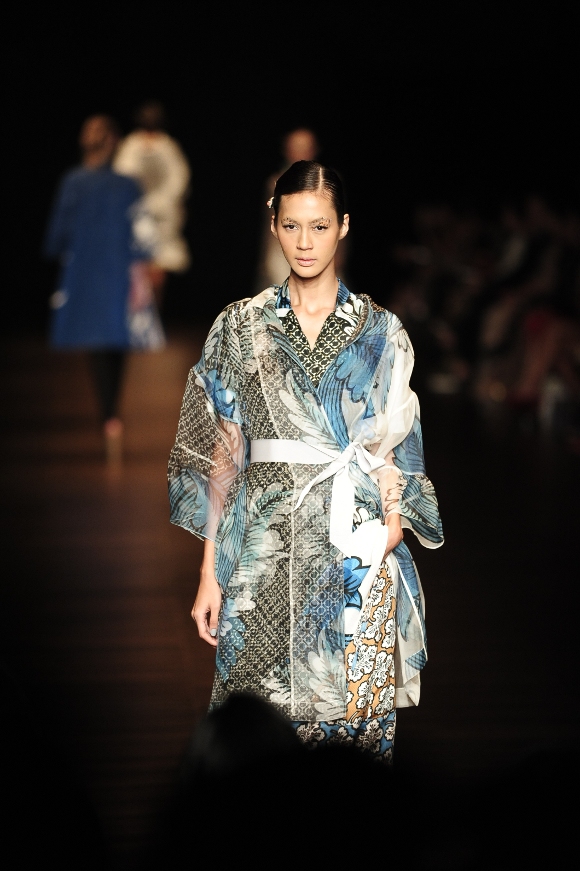 Biyan Memotret Wanita Indonesia Lewat Postcard