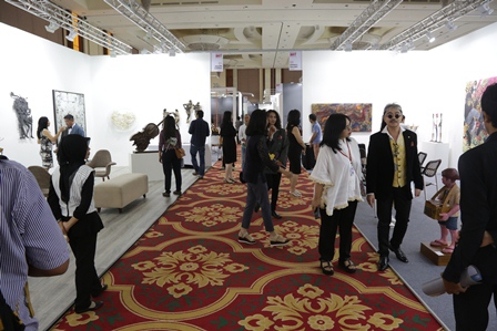 Kolektor Menikmati VIP Preview di Bazaar Art Jakarta
