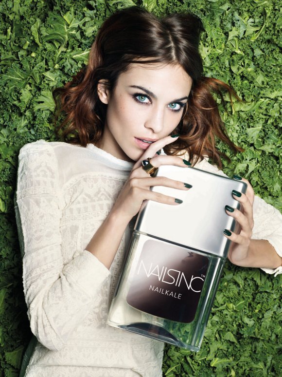Alexa Chung dan Pemulas Kuku Berlabel Sehat