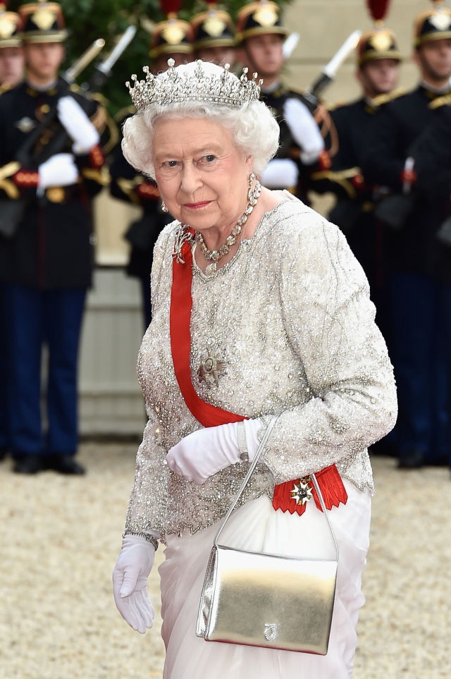 Aksesori Favorit Ratu Elizabeth II