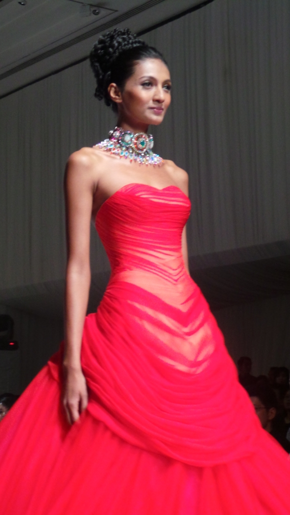 Gaun Merah Provokatif Didi Budiardjo