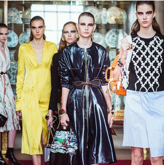 5 Tampilan Warna Hitam dari Koleksi Cruise 2016