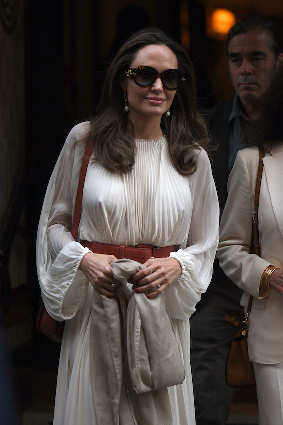 Cantiknya Angeline Jolie Mengenakan Gaun Putih di Paris