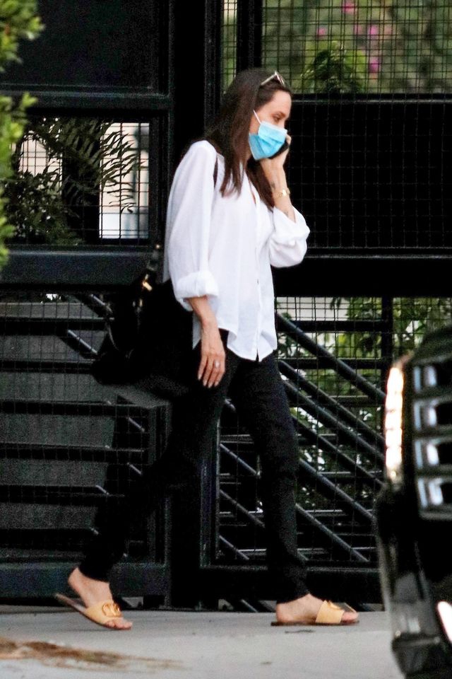 Angelina Jolie Tampil Minimalis Dengan Kemeja Putih & Masker