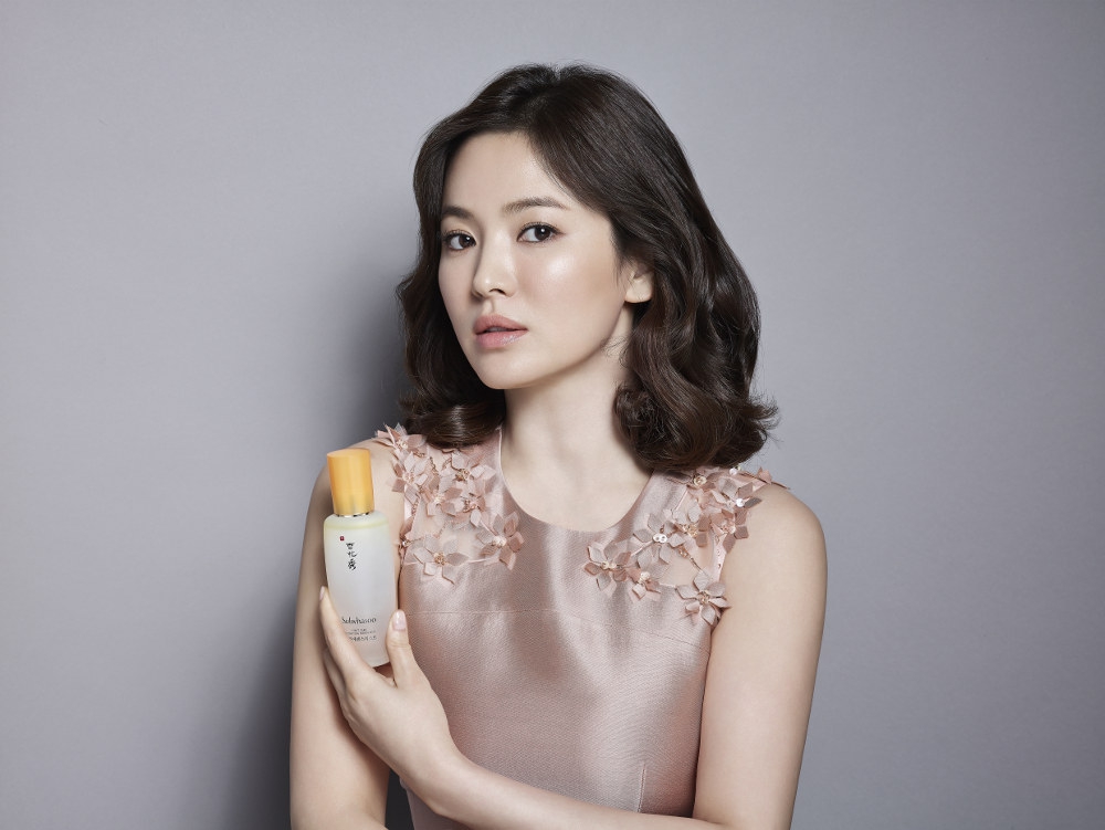 Kulit Lembap Bercahaya dengan Serum Berbentuk Mist