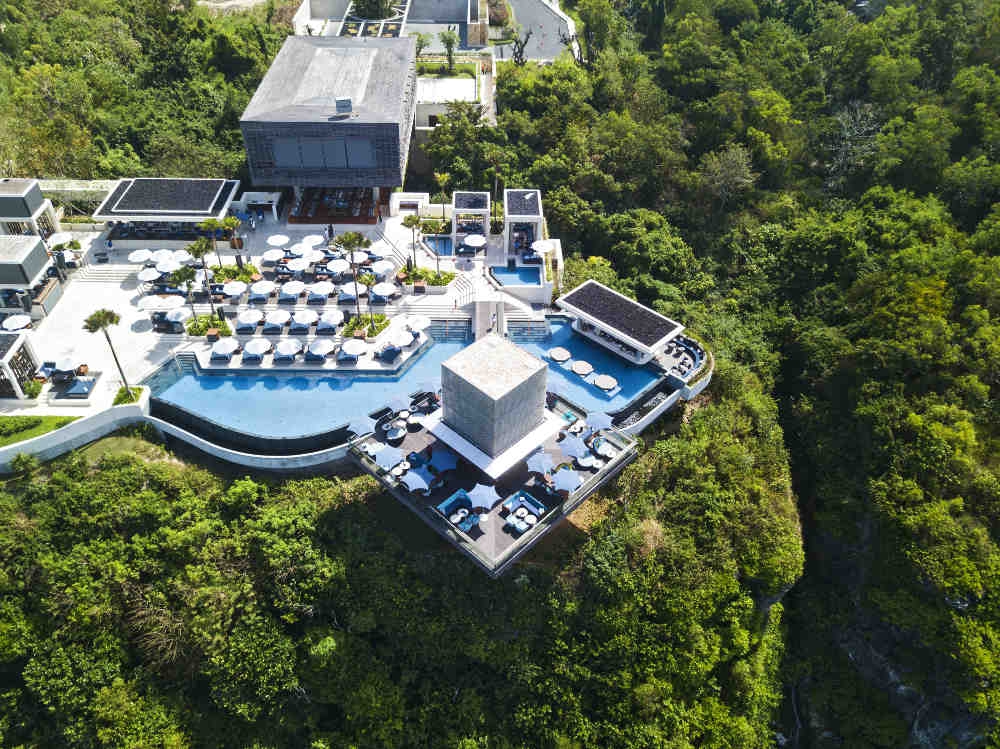 Omnia Dayclub: Tempat Bersantai & Berpesta di Pinggir Tebing