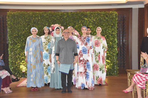 Gajah Duduk dan Itang Yunasz Mendunia Bersama