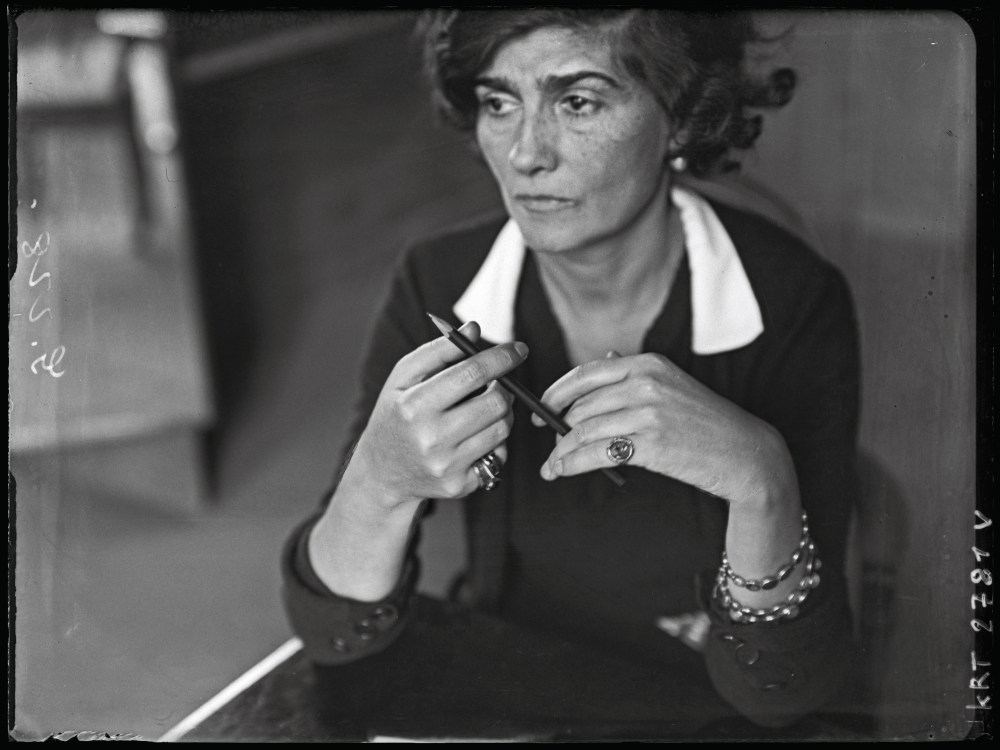 Melihat Pameran Gabrielle Chanel Manifeste de Mode di Paris