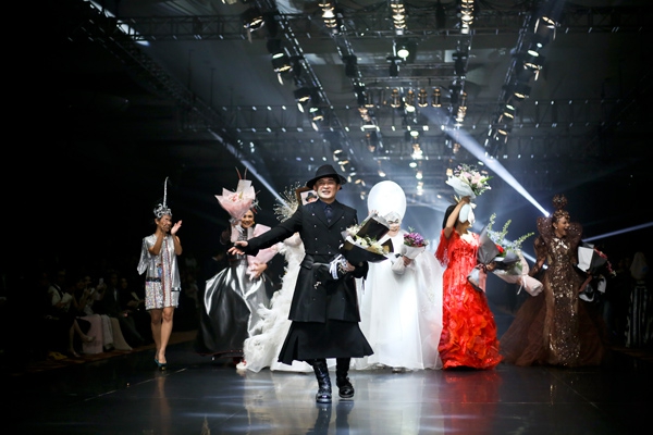 Fashion Show Equilibrium dari Rinaldy A. Yunardi