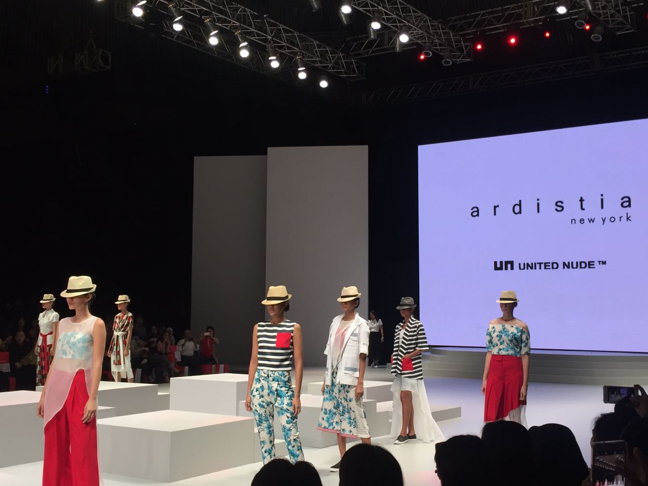 Koleksi Kolektif Karya 5 Desainer Muda Indonesia