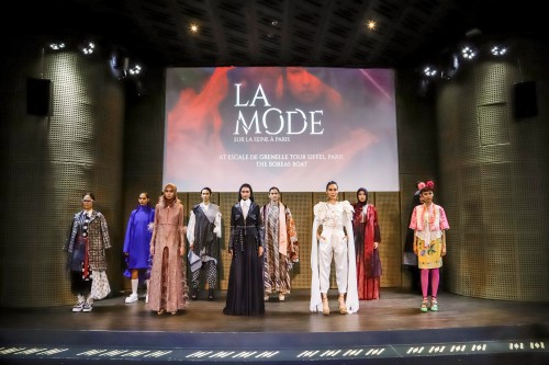 Desainer Lokal Menggelar Fashion Show di Paris