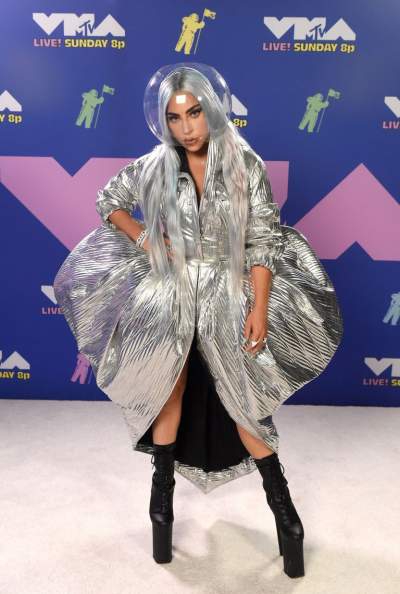 Lady Gaga Tampil Serupa Patung Ikonis VMAs di Karpet Merah