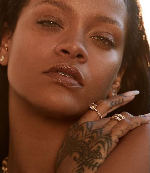 Wajah Rihanna Terluka Ketika Terjatuh Dari Skuter
