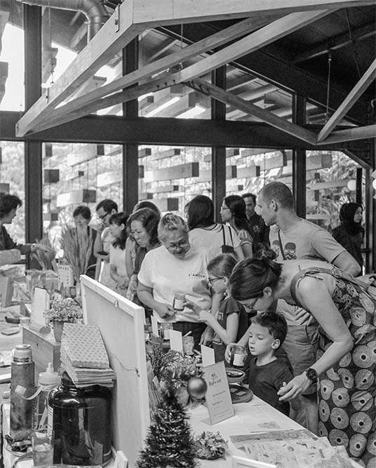 Kemeriahan Pasar Kreatif Lokal Bertema Natal