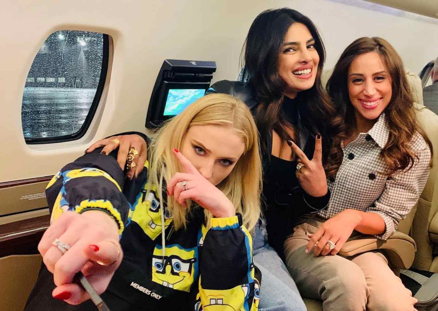 Priyanka dan Sophie Menjuluki Diri Mereka The Jonas Sisters