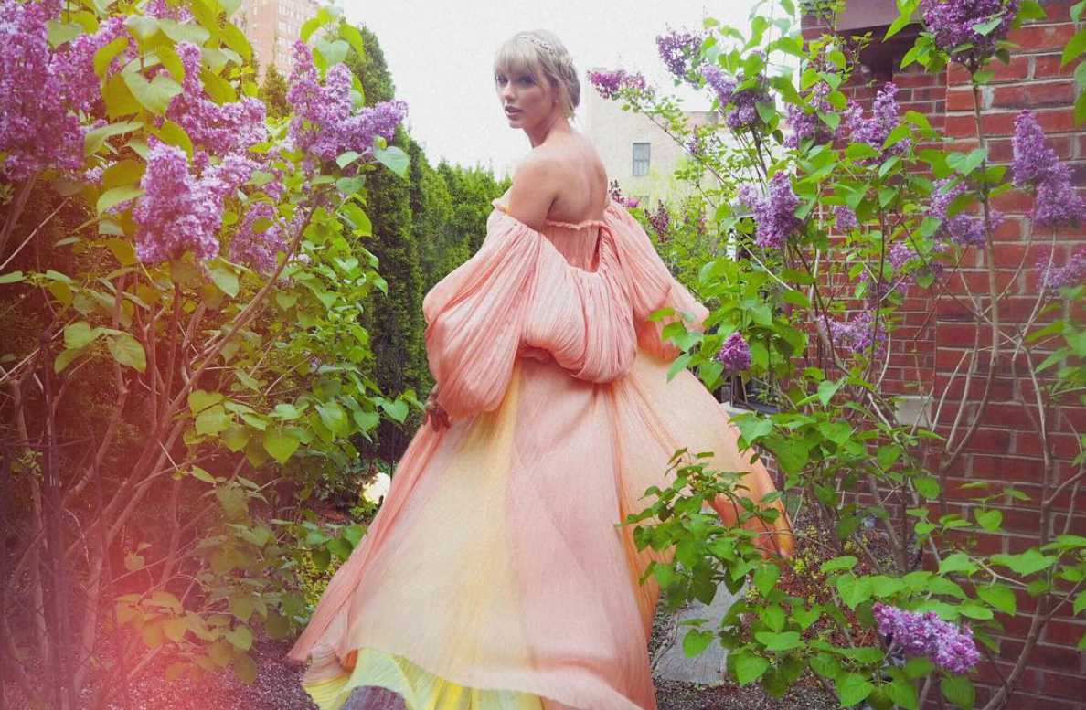 Taylor Swift Tampak Seperti Putri Disney dalam Gaun Pink