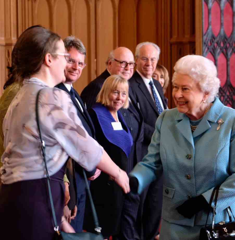 Ratu Elizabeth II Sedang Mencari Manajer untuk Media Sosial