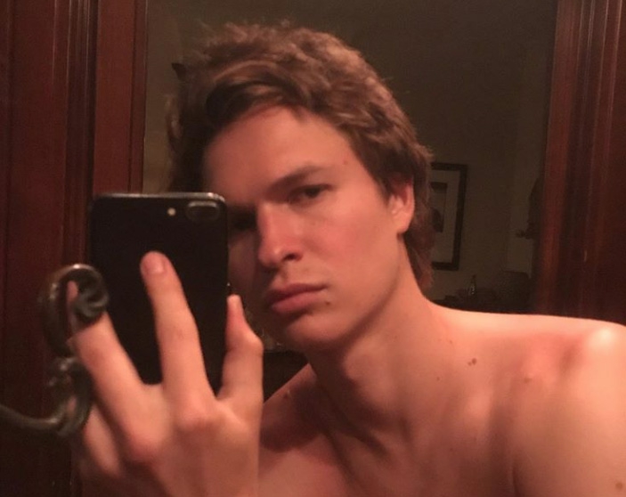 Kontroversi Foto Selfie Telanjang dari Ansel Elgort