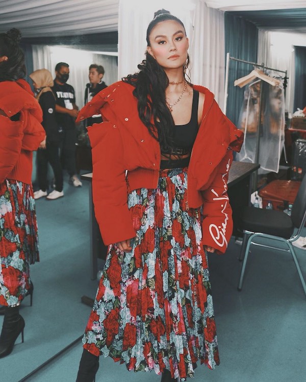 Tampilan Street Style Agnezmo Pakai Rok Maxi Floral Versace