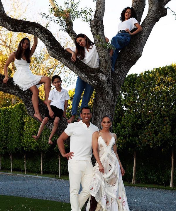 Jennifer Lopez Padukan Gaun Cantik Tory Burch Bersama Boots
