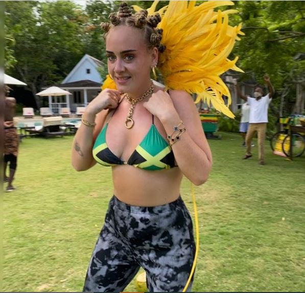 Penggemar Kecewa Ketika Adele Kenakan Bikini Bendera Jamaika