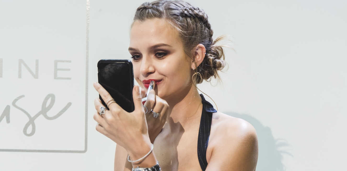 Tips Makeup 5 Menit ala Josephine Skriver