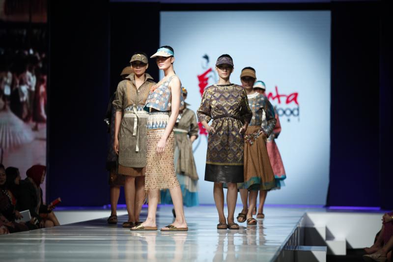 Jalinan Lungsi Pakan oleh Cita Tenun Indonesia