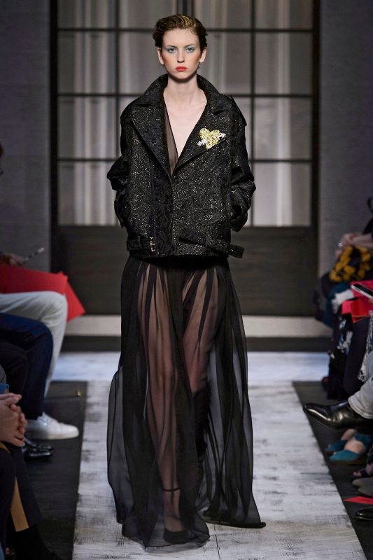 Schiaparelli Lansirkan Koleksi “Prêt-à-Couture