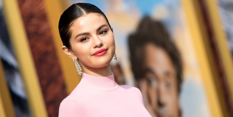 Ternyata Begini Gaya Rambut Asli Selena Gomez