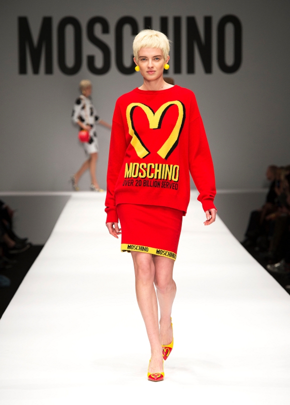 Panggung Penuh Kontroversi Moschino FW 2014