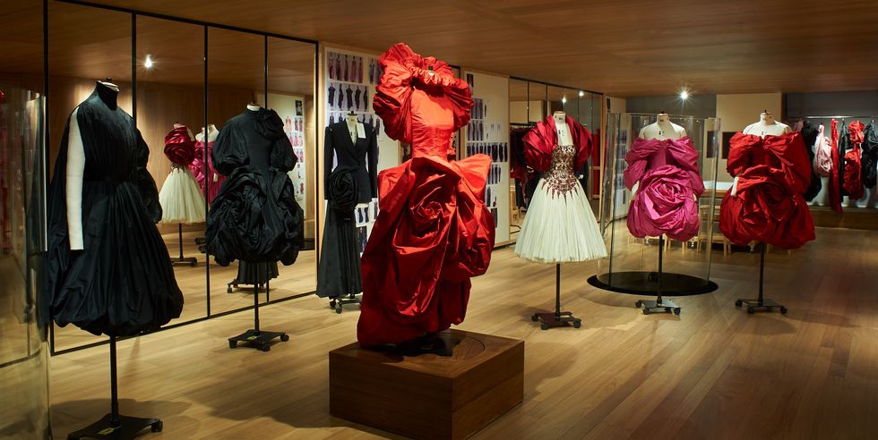 Lihat Pameran Alexander McQueen Bertajuk Roses di London
